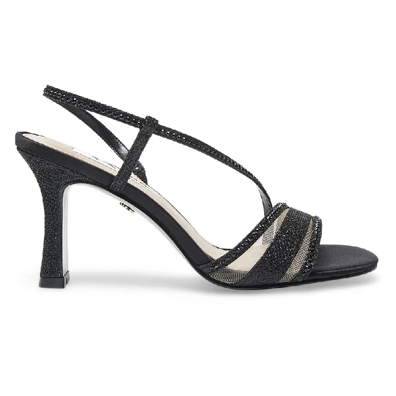 Abbi Heel in Black Dreamland