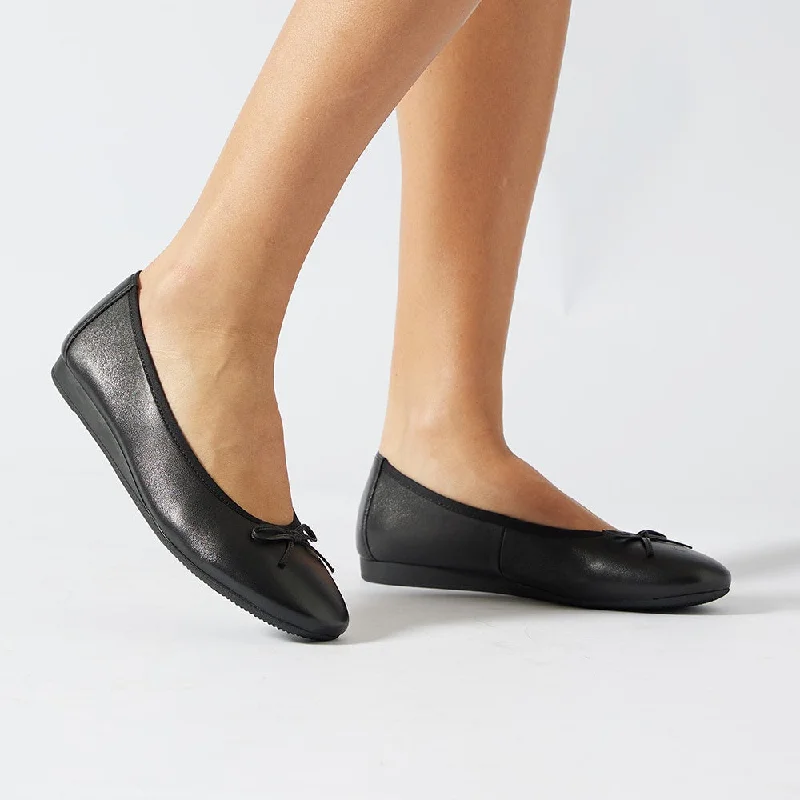 Belamy Flat in Black Leather