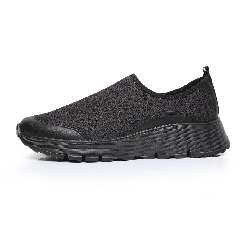 ""BreezeLite: Slip-On Sneakers - Black (S019001)