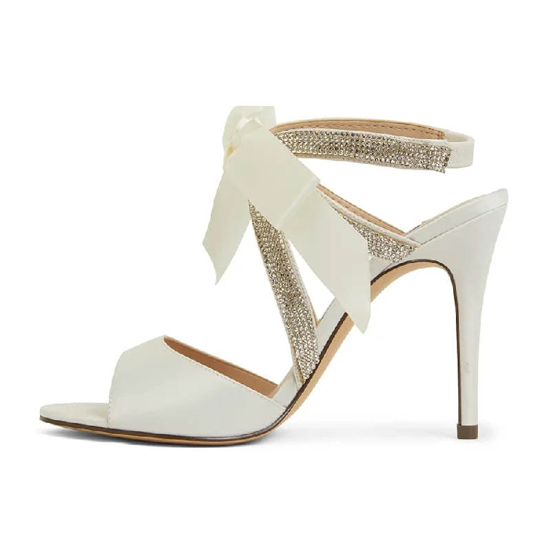 Claudia Heel in Ivory