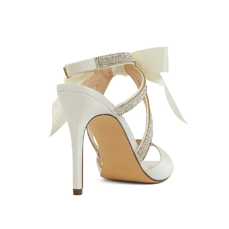 Claudia Heel in Ivory