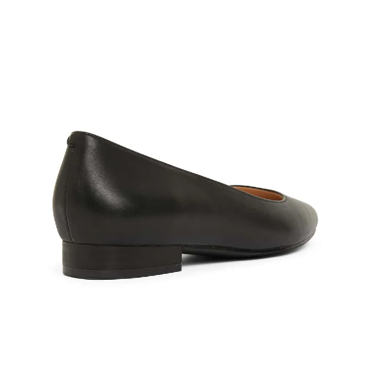 Gaby Flat in Black Leather