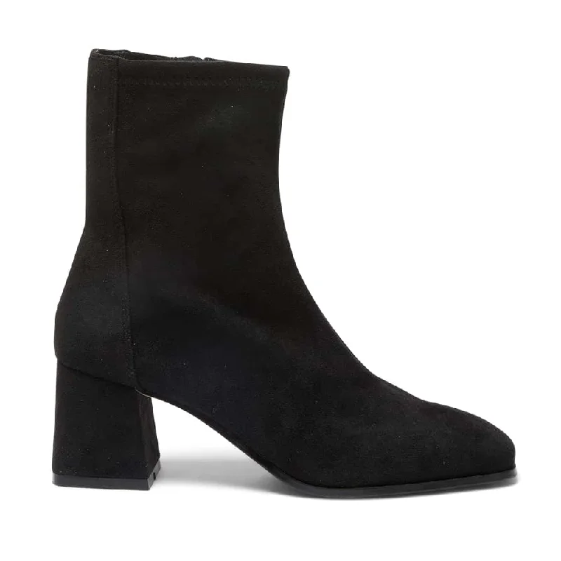 Hampton Boot in Black Stretch Suede