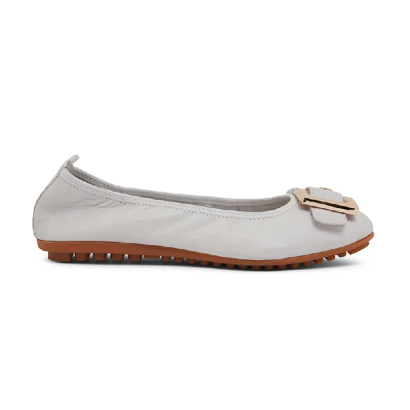 Pentagon Flat in White Leather