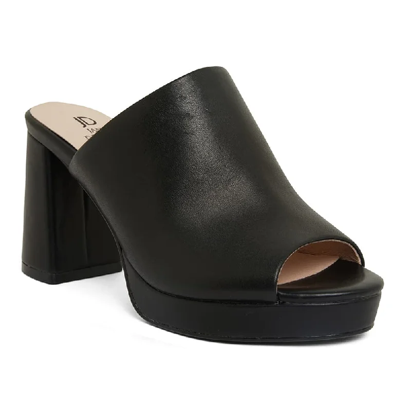 Plaza Heel in Black Leather