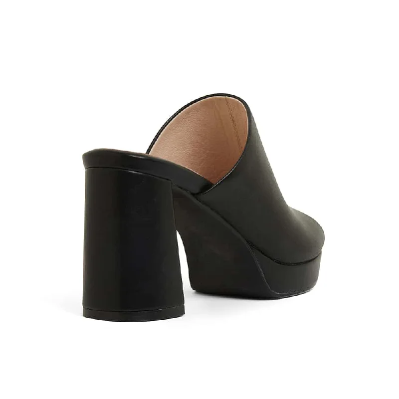 Plaza Heel in Black Leather