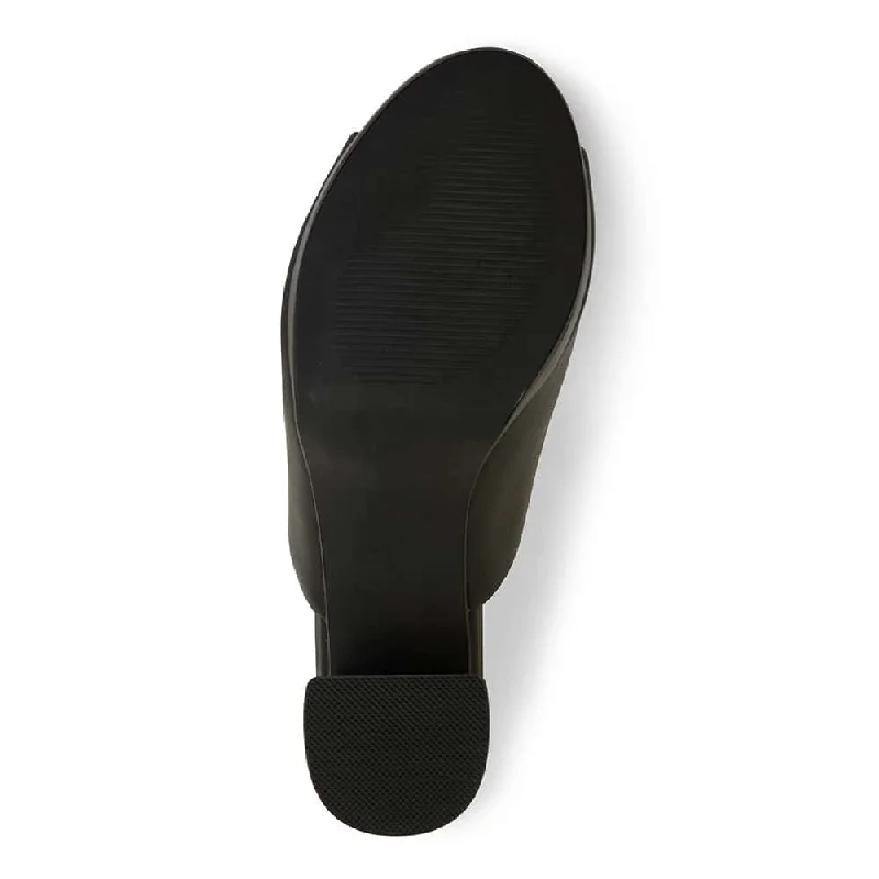 Plaza Heel in Black Leather