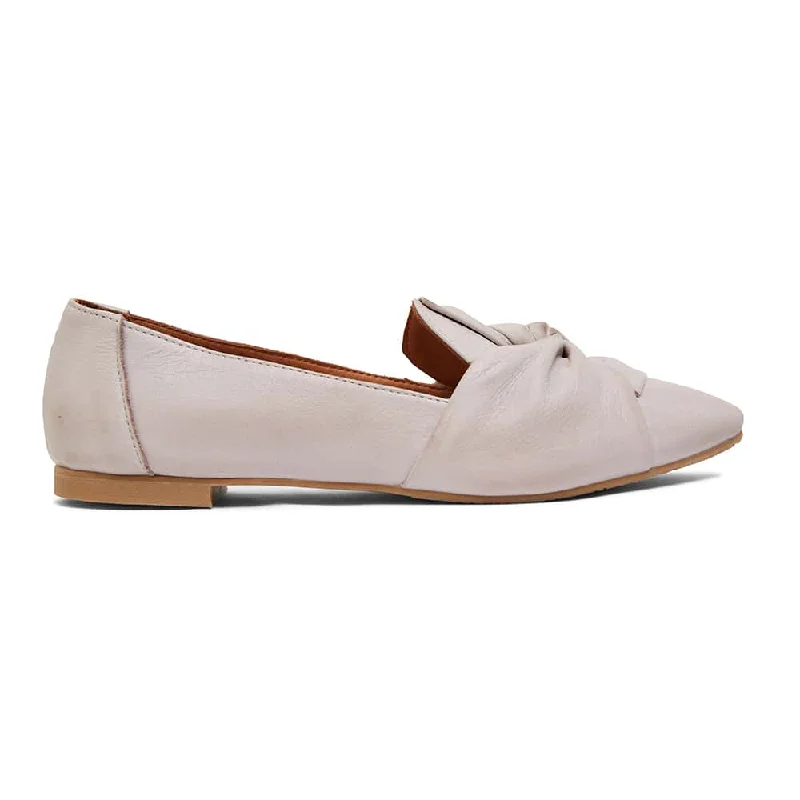 Rosco Flat in Light Grey Leather