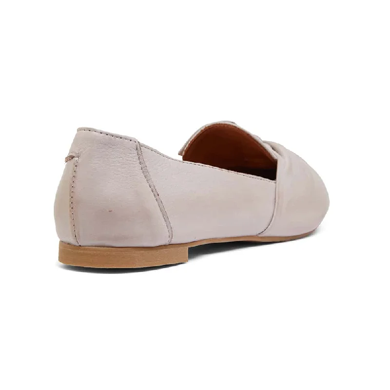 Rosco Flat in Light Grey Leather