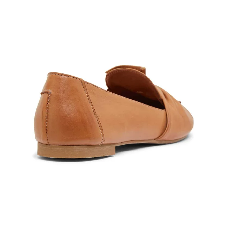 Rosco Flat in Tan Leather