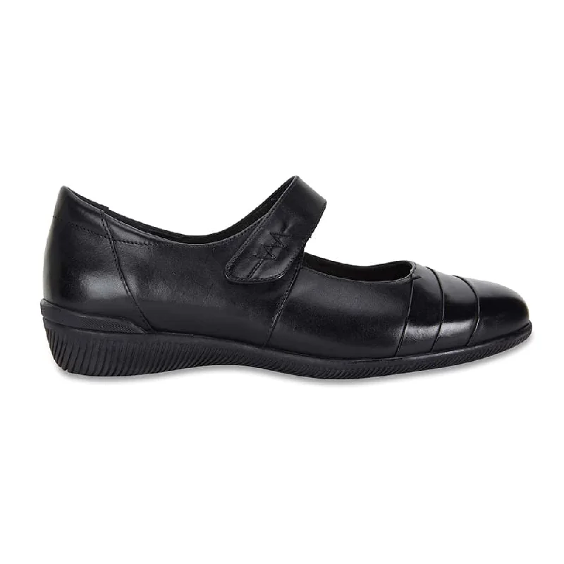 Winston Flat in Black Leather